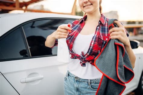 La Mujer Pule El Coche Despu S Del Lavado Proceso De Pulido En El