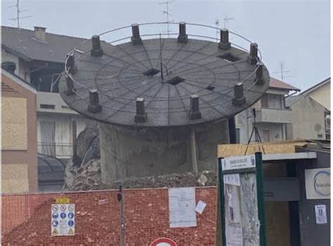 Cogliate Abbattuta Con Esplosivo La Vecchia Torre Dell Acquedotto