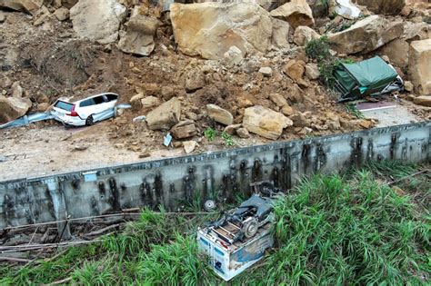 基隆潮境公園路口山崩 車輛遭波及（1） 圖