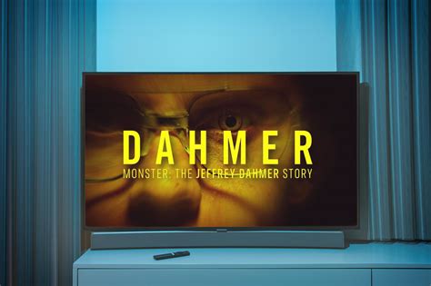 Сериал про Джеффри Дамера бьет рекорды просмотров на Netflix: реальная ...