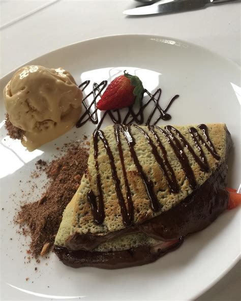 Crepe De Nutella Morango Acompanhado De Sorvete De Doce De Leite E