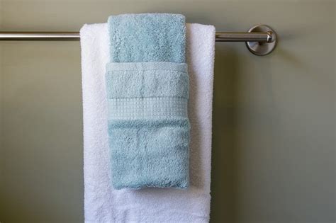 How To Hang Bathroom Towels Decoratively