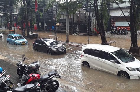 Mobil Nekat Terjang Banjir Bahaya Water Hammer Mengancam Kenali