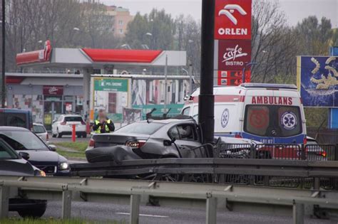 Bmw Wpad O W Po Lizg I Uderzy O W Latarni Jedna Osoba Trafi A Do