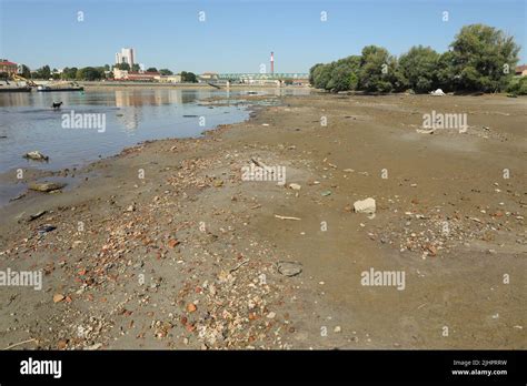 Nivel De Agua Extremadamente Bajo Visto En El Río Drava En Osijek