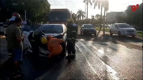 Vídeo Carro pega fogo no meio da Avenida JK em Palmas Tocantins G1