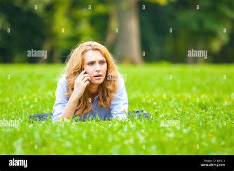 Jeune Fille Blonde Relaxante Banque De Photographies Et Dimages Haute R Solution Alamy