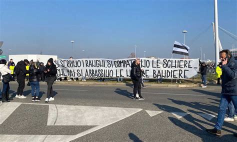 Juve Dagli Ultras Cori E Striscioni Per La Squadra E Per Gianni