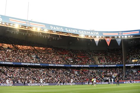 Des Drones Mis En Place Pour Surveiller Les Supporters Au Parc Des