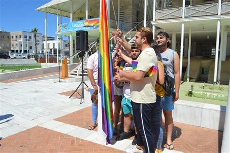 Punta Umbría iza la bandera arcoiris en el Ayuntamiento