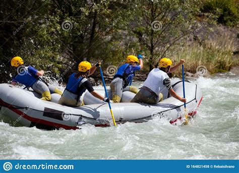 Equipo De Rafting Femenino Foto De Archivo Editorial Imagen De