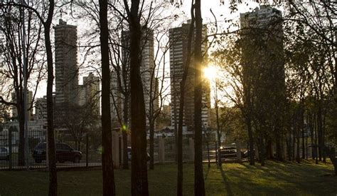 Semana começa tempo firme e temperaturas amenas em boa parte do