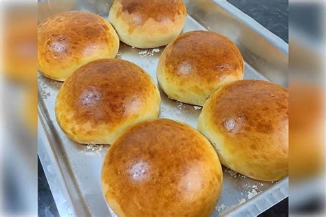 Pão brioche caseiro para sanduíches ou para o café em família Água na