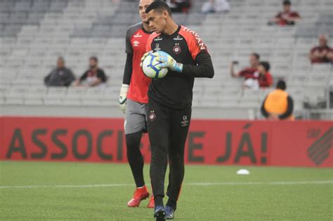 Descobrir 48 Imagem Quantos Anos Tem O Goleiro Santos Do Athletico