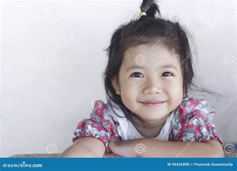 Portrait D Une Petite Fille Asiatique Tout En Souriant Dans Dres Rouges