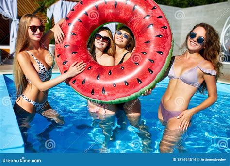 Bellas Chicas Bonitas Y Calientes En Bikini Nadan En Una Piscina En Una Flotación Inflable De La