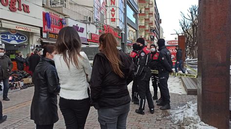 Anne baba ve çocuğu evlerinde ölü bulundu Gündem Haberleri