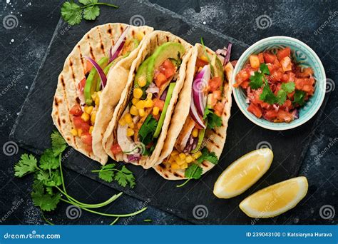 Tacos Mexicanos Con Pollo Asado Aguacate Kernels Cebolla De Tomate