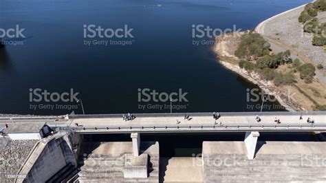 Pejalan Kaki Gunakan Jembatan Di Atas Beton Dam Dan Spillway