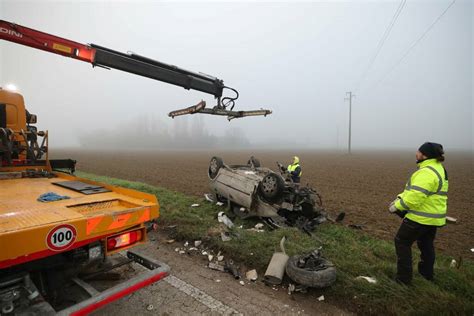 Schianto Tra Due Auto Su Via Canale Molinetto Tra Ravenna E Punta