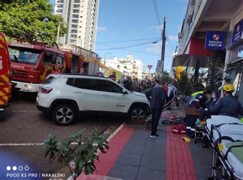 Veículo invade calçada e atropela duas pessoas no Oeste de SC ClicRDC