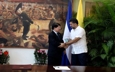 Embajador De Colombia En Nicaragua Entrega Copias De Estilo Al