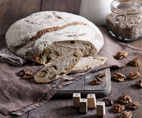 Chleb pszenno żytni na zakwasie z pieczonymi ziemniakami i orzechami