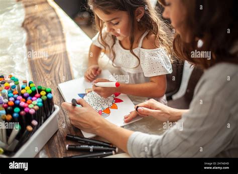 Jeune Belle Mère Aide Sa Fille à Dessiner Une Grande Fleur Dans Le