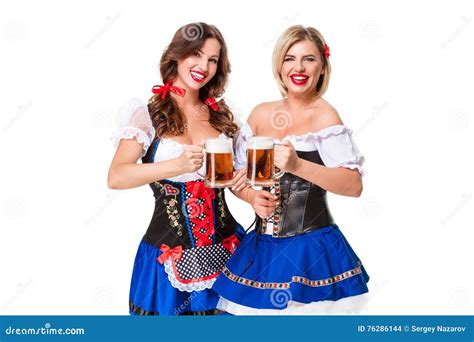 Twee Mooie Blonde En Donkerbruine Meisjes Van Meest Oktoberfest Bierstenen Bierkroes Stock Foto