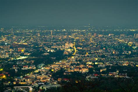 La Ciudad De Noche En Chiang Mai Tailandia La Vista Desde El Punto De