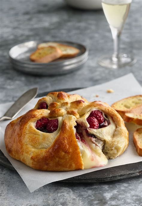 Raspberry Baked Brie A Festive And Irresistible Holiday Snack Worth Sharing