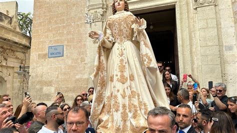 Festa Della Bruna A Matera Vestizione Generale Cavalieri E