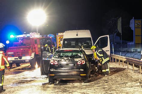 Schwerer Frontalzusammenstoß bei Glatteis Zwei Verletzte Personen