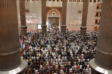 Hari Ini Ribuan Umat Muslim Berduyun Duyun Datangi Masjid Gelar Sholat