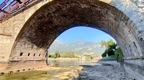 Le Fondamenta Del Ponte Vecchio Riaffiorano Dal Lago Che Non C Pi