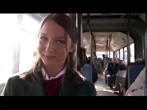 Chica desnuda y follada en un autobús público XVIDEOS