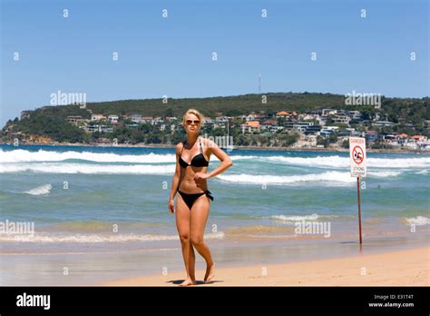 Jeune femme femme marchant le long d une plage en été Sydney NSW