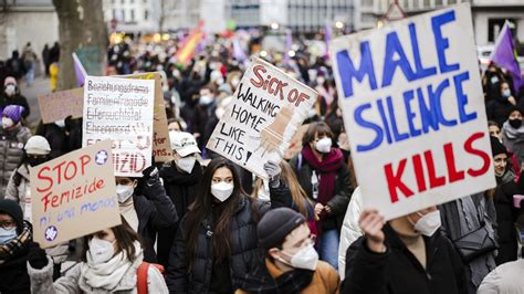 Ber Tausend Menschen In Z Rich Protestieren Gegen Gewalt An Frauen