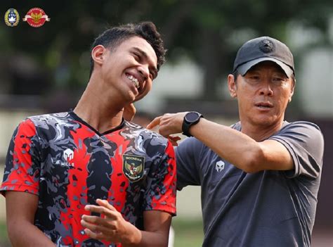 Aksi Shin Tae Yong Dengan Tongkatnya Di Sesi Latihan Timnas Indonesia U