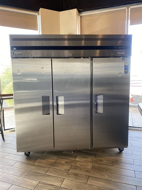 75” Everest Refrigeration Esr3 Three Door Upright Reach In Refrigerator