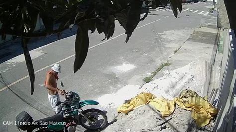 C Mera De Seguran A Flagra Sujeito Furtando Moto Em Plena Luz Do Dia Na