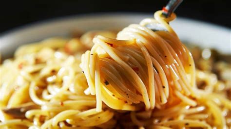 Macarrão Alho E óleo Com Bacon Prático Rápido E Muito Gostoso Faça Assim Tudo De Receitas