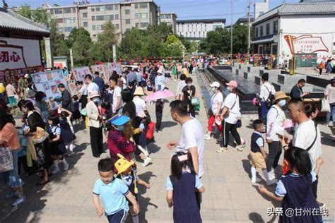 甘州区南街街道西来寺社区联合甘州区第一幼儿园开展“童心向党心飞扬·贺卡寄情贺百年”亲子绘画展教育