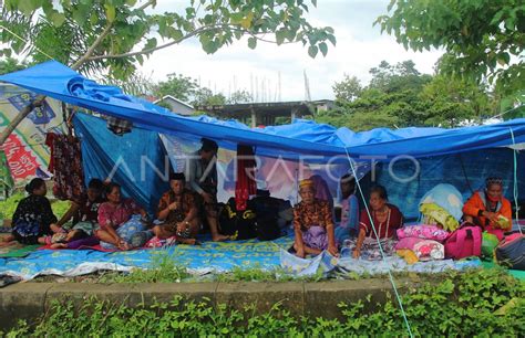 TEMPAT PENGUNGSIAN KORBAN GEMPA ANTARA Foto