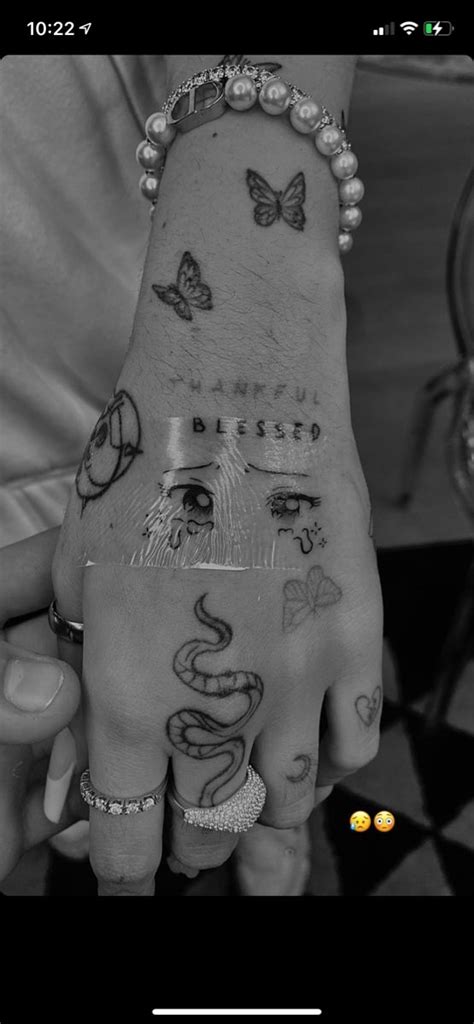 Hand tattoo Ideas de tatuaje pequeño Tatuajes creativos Tatuajes