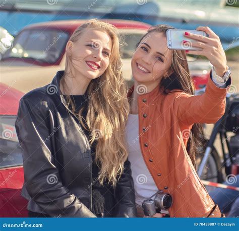 Deux Jolies Filles De Hippie Prenant Le Selfie Photographie éditorial