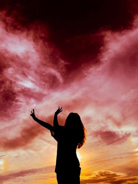 Vista Trasera De La Silueta De Una Mujer De Pie Contra El Cielo Durante