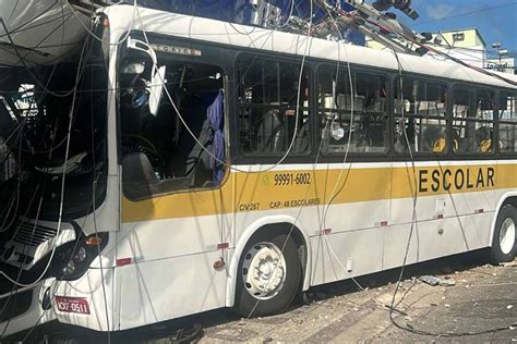 Nibus Escolar Bate Em Poste Na Avenida Jk E Motorista Socorrido