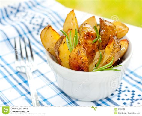 Pommes De Terre Cuites Au Four Avec Le Romarin Dans Une Cuvette Blanche