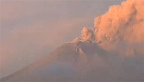 Volc N Popocat Petl Amanece Con Salida De Material Incandescente El